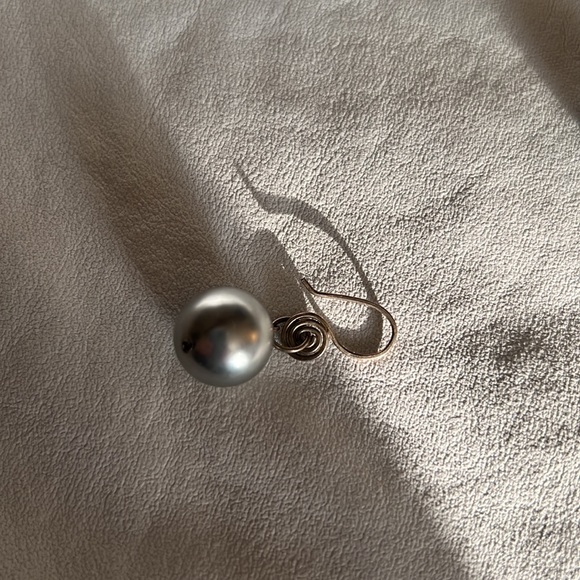 Earrings, sterling, hand made, gray cultured pearl drop. Inspirals - Picture 3 of 3